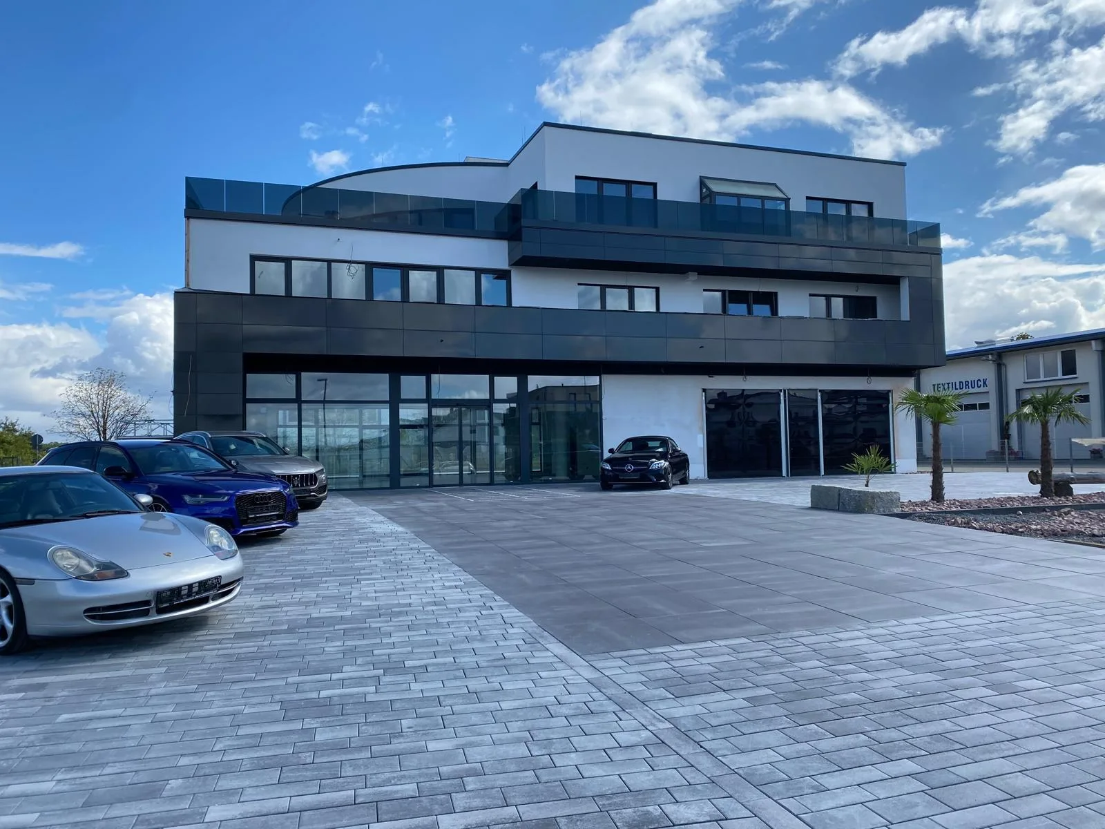 Autohaus am Kaiserberg  am Tag